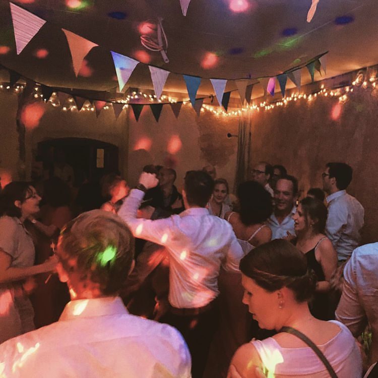 Mit uns bekommt Ihr das Rundum Sorglos Paket - DJ Service und Veranstaltungstechnik Party DJs für private Feiern